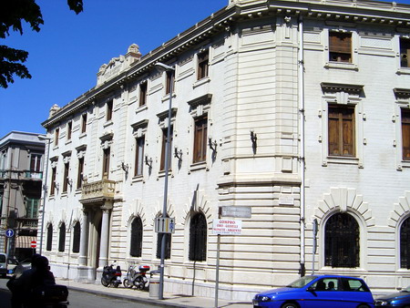 Palazzo_della_Cassa_di_Risparmio.jpg